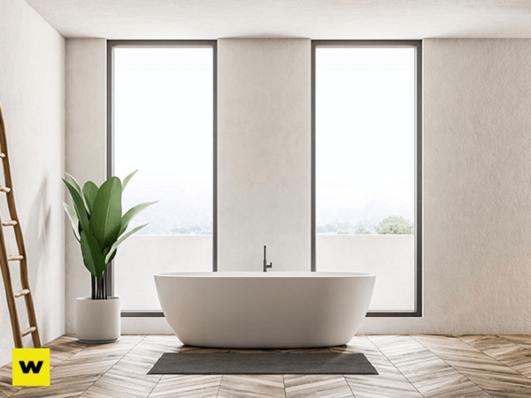 Modernes Badezimmer mit freistehender Badewanne, großen Fenstern und minimalistischer Dekoration.